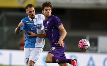 Fiorentina defender Marco Alonso (R) competes for the ball against Chievo's Fabrizio Cacciatore.