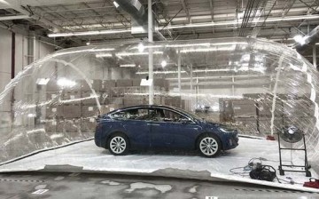 Tesla Model X is contained in a bubble with highly polluted air to test the efficiency of Bioweapon Defense Mode filtration system