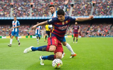 Barcelona striker Luis Suárez against Espanyol players.