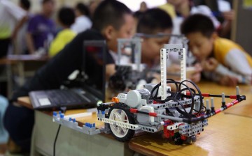 Students take part in a robot assembling competition in Qingfeng Experimental School in Guilin, South China's Guangxi Zhuang Autonomous Region, May 15, 2016. 