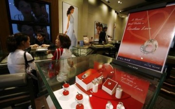 Consumers check out the gold and platinum accessories at a jewelry store in China.