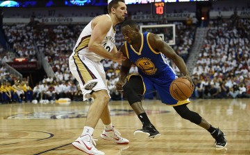 New Orleans Pelicans power forward Ryan Anderson (L) defends against Golden State Warriors' Draymond Green.