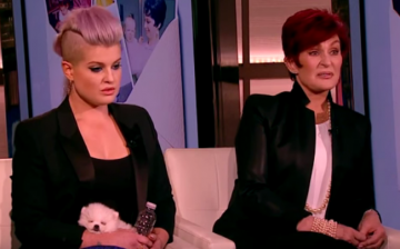 Kelly and Sharon Osbourne share their closeness in an interview on Entertaintment Tonight Stage in 2015.  