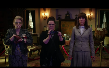 The characters of Kate McKinnon, Melissa McCarthy and Kristen Wiig encounter a ghost in a scene of the 