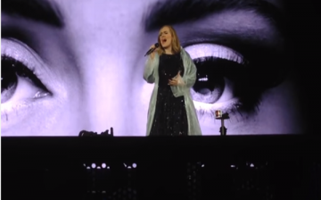 Adele sings “Hello” at the Verona, Italy concert