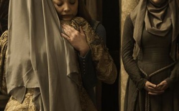 Queen Margaery (Natalie Dormer) is seen hugging her grandmother in 