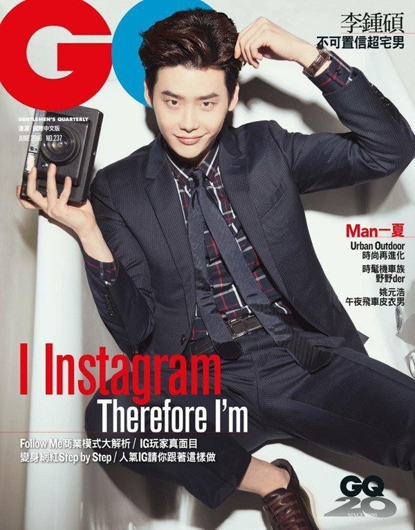 Lee Jong Suk put a casual spin to the suit by keeping the blazer open. 