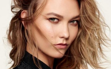 Supermodel Karlie Kloss vents out her dismay with the Philippine Airlines in the social media after she missed her flight on June 7, Tuesday.