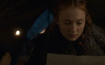  Sansa Stark goes behind Jon Snow’s back to  pen down a mysterious letter in 
