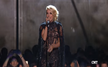 Carrie Underwood sings 