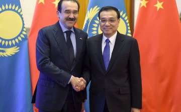 Chinese Premier Li Keqiang (right) welcoming Kazakhstan Prime Minister Karim Massimov during the latter's state visit.