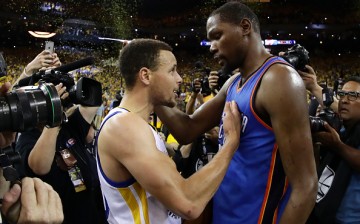 Stephen Curry speaks with Kevin Durant 