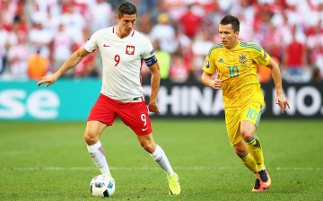 Poland striker Robert Lewandowski (L) competes for the ball against Ukraine's Yevhen Konoplyanka.