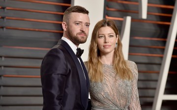 Recording artist Justin Timberlake (L) and actress Jessica Biel attend the 2016 Vanity Fair Oscar Party Hosted By Graydon Carter at the Wallis Annenberg Center for the Performing Arts on February 28, 2016 in Beverly Hills, California.