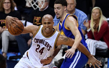 Cleveland Cavaliers forward Richard Jefferson (L) drives past Golden States' Klay Thompson.