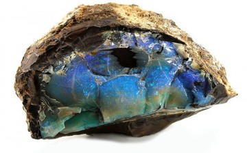 Traces of opal were found from a meteorite that made impact on Antarctica, hinting at the origin of water on Earth.