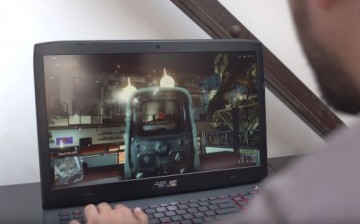 A player tries out the ASUS G751JY G-SYNC laptop with the GTX 980M, not the GTX 1060 or the GTX 1050 Ti mobile version.
