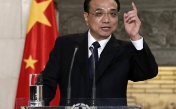 Premier Li Keqiang responds to journalists' queries in a news briefing in Beijing.
