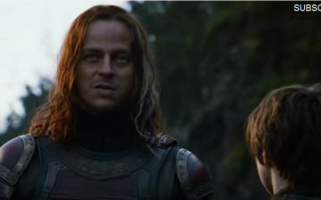 Jaqen H’ghar (Tom Wlaschiha) talks with Arya Stark (Maisie Williams) about coming with him if she wants to be trained as a 