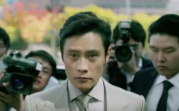 Lee Byung Hun is the small-time gangster Ahn Sang Gu seeking for revenge in 