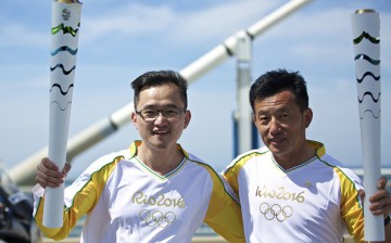 Lizhang Jiang (left) poses with Guo Chuan during the torch relay of the Rio Olympics.