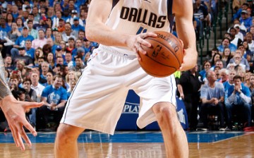 David Lee looks to pass the ball during a home game against the Oklahoma City Thunder in the West playoffs