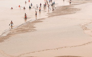 People catch fish along the Yellow River after water and sediment regulation.