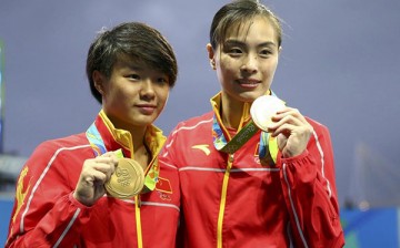 Chinese diving athletes Wu Minxia and Shi Tingmao show gold medals at the awarding ceremony of women's SYNC.3M Springboard in Rio on Sunday.