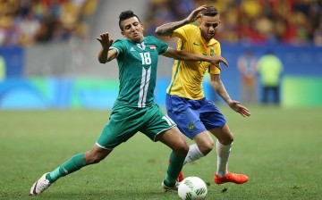 Amjed Attwan #18 Iraq and Luan #7 Brazil during the men's soccer match bewtween Brazil and Iraq at Mane Garrincha Stadium during the Rio 2016 Olympic Games on August 7, 2016 in Brasilia, Brazil.