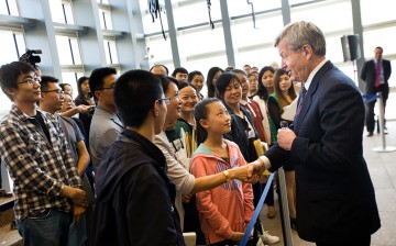 A U.S. embassy official promotes the new visa app to Chinese students in Beijing.