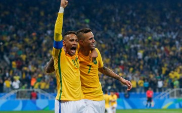 Brazil players Neymar (L) and Luan celebrate their quarterfinals win over Colombia in the 2016 Rio Olympics.