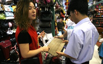 Beijing's Silk Alley, famous for selling imitation and fake bags, has signed an agreement with big-name international brands like Louis Vuitton and Gucci not to sell fake versions of their products.
