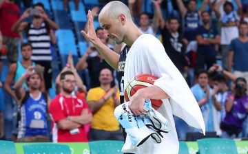  Manu Ginobili #5 of Argentina waves to the fans after losing to the United States during the Men's Basketball Quarterfinal game at Carioca Arena 1 on Day 12 of the Rio 2016 Olympic Games on August 17, 2016 in Rio de Janeiro, Brazil. 