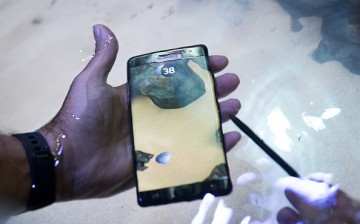 A Samsung employee demonstrates underwater use of a Samsung Galaxy Note 7 smartphone during a launch event for the Samsung Galaxy Note 7 at the Hammerstein Ballroom, August 2, 2016 in New York City. T