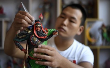 Qi Hongning works on a dough sculpture in Dashizhuang village of Wenfeng district in Anyang, Central China's Henan Province, Aug. 28, 2016.