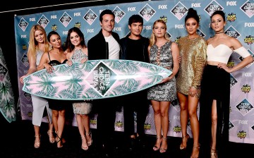 (L-R) Actors Sasha Pieterse, Janel Parrish, Lucy Hale, Ian Harding, Tyler Blackburn, Ashley Benson, Shay Mitchell and Troian Bellisario pose at the press room of the 2016 Teen Choice Awards.