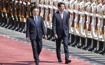 Canadian Prime Minister Justin Trudeau is accompanied by Premier Li Keqiang during the welcoming ceremony at the Great Hall of the People in Beijing.