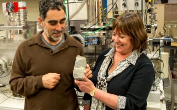 Researchers Allen Nutman and Vickie Bennett show a 3.7-billion-year-old fossilized stromatolite from Isua, Greenland. 