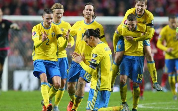 Zlatan Ibrahimovic of Sweden is mobbed by team mates as they celebrate after the UEFA EURO 2016 Qualifier Play-Off Second Leg match between Denmark and Sweden at Parken Stadium on November 17, 2015 in Copenhagen, Denmark. (Photo by Alex Livesey/Getty Imag