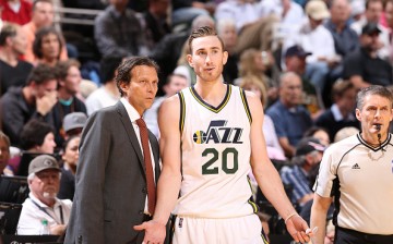 Quin Snyder of the Utah Jazz speaks with Gordon Hayward during the game against the San Antonio Spurs.