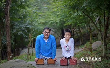 Chen Zhou (L) and Gao Zhiyu (R) pose for photos on their way to the top of Laoshan Mountain in Qingdao, east China's Shandong Province, on Sept. 9, 2016. 