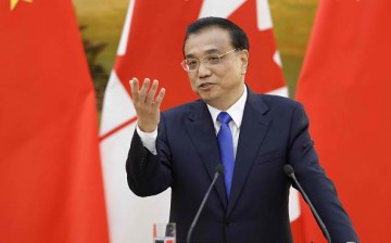 Premier Li Keqiang speaks at a press conference.