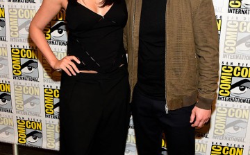  (L-R) Actors Morena Baccarin and Ben McKenzie attend the 'Gotham' press line during Comic-Con International 2016 at Hilton Bayfront on July 23, 2016 in San Diego, California.