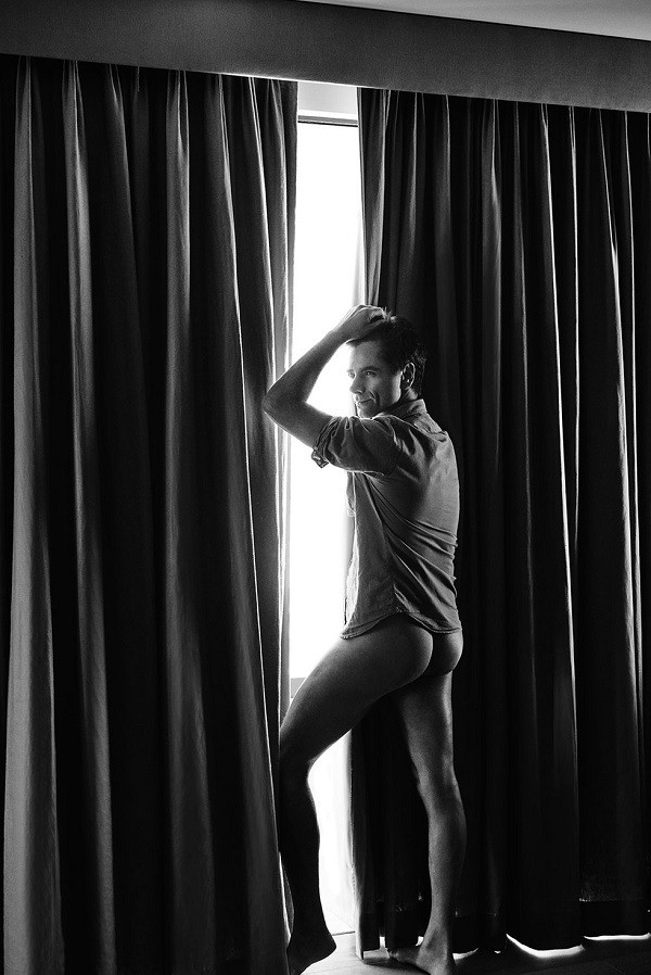 Stamos may have forgotten he has posed butt naked for Paper Magazine in December 2015. 