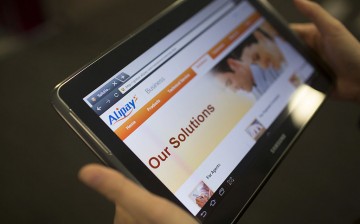 A customer tries to use Alipay payment service on a tablet.