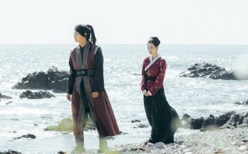 IU and Lee Joon-Gi star in the SBS drama 'Scarlet Heart: Ryeo.'