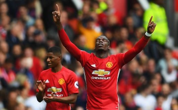 Manchester United midfielder Paul Pogba (R).