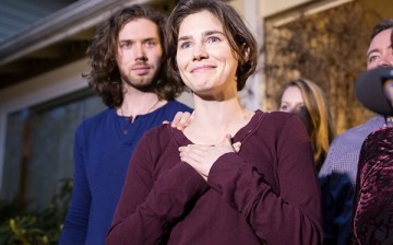 With her fiance Colin Sutherland,  Amanda Knox speaks to the media during a brief press conference in front of her parents' home March 27, 2015 in Seattle, Washington. 