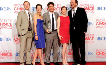  (L-R) Neil Patrick Harris, Cobie Smulders, Josh Radnor, Alyson Hannigan and Jason Segel pose with Favorite Network TV Comedy Award for 'How I Met Your Mother.'