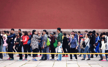 Tourists queue to enter the Palace Museum during the National Day holiday in Beijing, China, Oct. 2, 2016.
